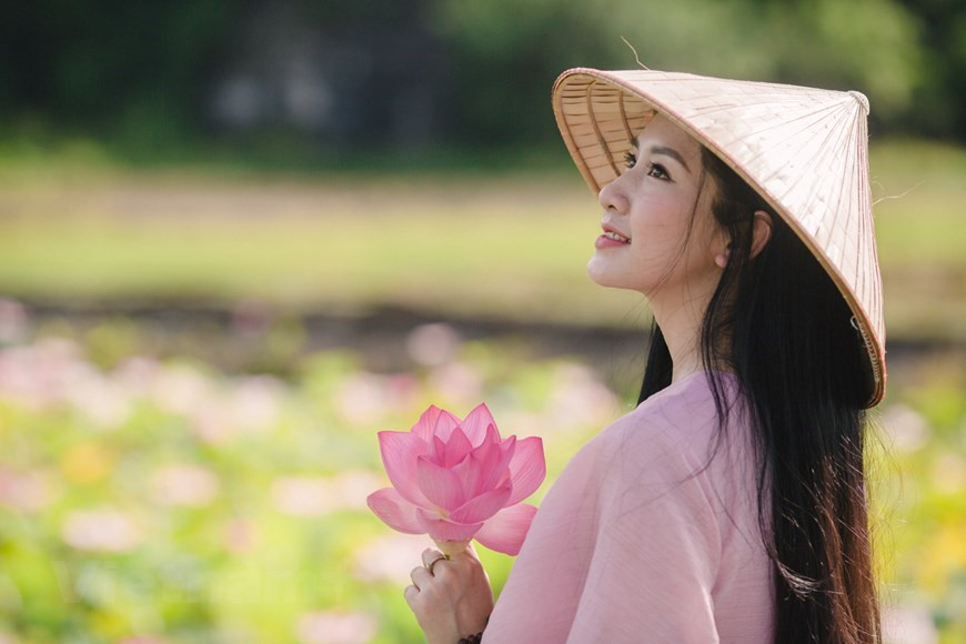 Dans l'étang de lotus tout près de la grotte Mua poussent des fleurs blanches et roses. La destination est préférée des jeunes et des photographes venant immortaliser la scène. Pour se rendre à cet endroit depuis Hanoï, on peut se déplacer facilement avec des véhicules tels que des motos ou des bus. Si vous conduisez une moto, vous pouvez vous diriger vers la route nationale 1A jusqu'à la ville de Ninh Binh, puis tourner à gauche en direction de Trang An, suivre la route provinciale 491C pour atteindre la grotte Mua. Si vous prenez un bus, prenez-en un de la gare de Giap Bat à Ninh Binh. Depuis le centre-ville, vous continuez à prendre un taxi ou à louer une moto jusqu'à la grotte Mua. Photo: VietnamPlus