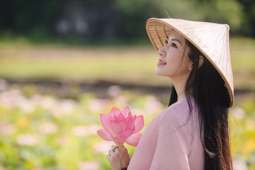 Dans l'étang de lotus tout près de la grotte Mua poussent des fleurs blanches et roses. La destination est préférée des jeunes et des photographes venant immortaliser la scène. Pour se rendre à cet endroit depuis Hanoï, on peut se déplacer facilement avec des véhicules tels que des motos ou des bus. Si vous conduisez une moto, vous pouvez vous diriger vers la route nationale 1A jusqu'à la ville de Ninh Binh, puis tourner à gauche en direction de Trang An, suivre la route provinciale 491C pour atteindre la grotte Mua. Si vous prenez un bus, prenez-en un de la gare de Giap Bat à Ninh Binh. Depuis le centre-ville, vous continuez à prendre un taxi ou à louer une moto jusqu'à la grotte Mua. Photo: VietnamPlus