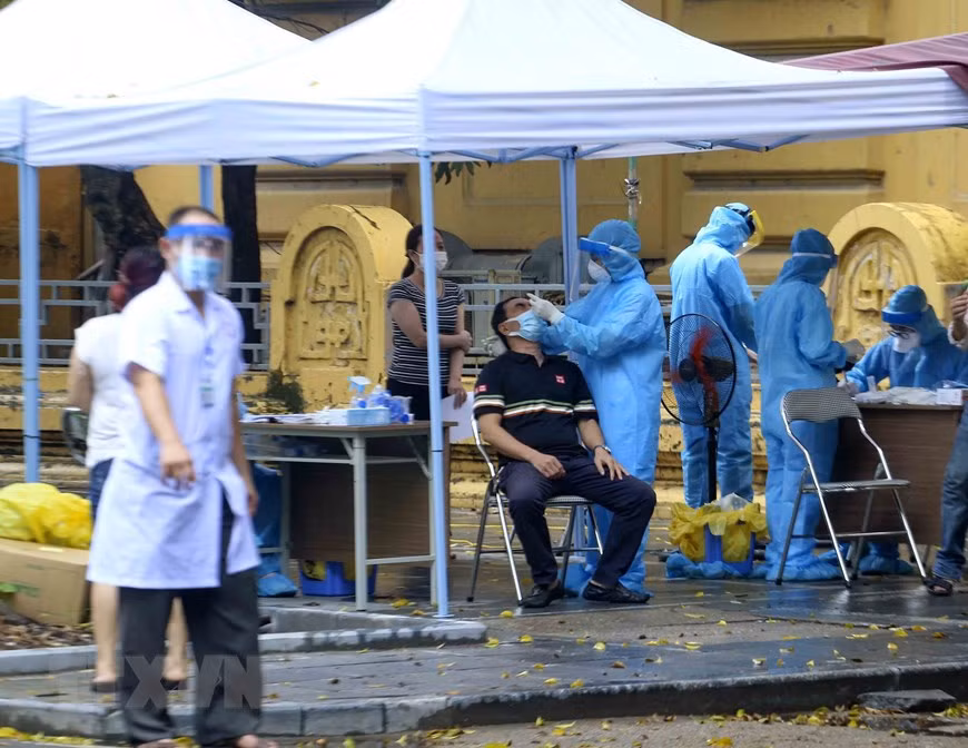 Un point de prélèvement des échantillons de dépistage à Hanoï. Photo : VNA 
