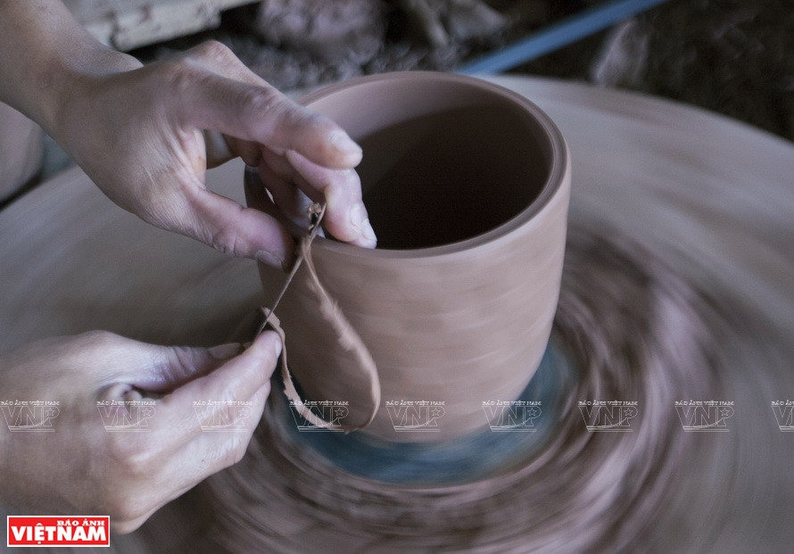 Seuls des artisans qualifiés peuvent créer de belles œuvres en céramique dans le village de poterie de Tan Phuoc Khanh. Un artisan travaille l’argile.
