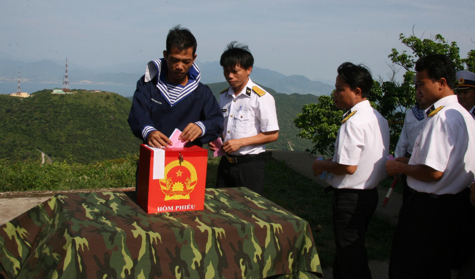 Des soldats de l'archipel de Truong Sa (Spratleys), province de Khanh Hoa, votent pour élire les députés de la 12e législature. Photo: VNA