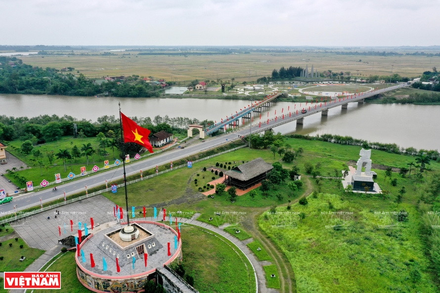 Le pont Hien Luong enjambant la rivière Ben Hai, dans l’ensemble des sites historiques nationaux spéciaux des deux rives Hien Luong-Ben Hai, dans le district de Vinh Linh, à Quang Tri (Centre). Photo : Vietnam Illustré 
