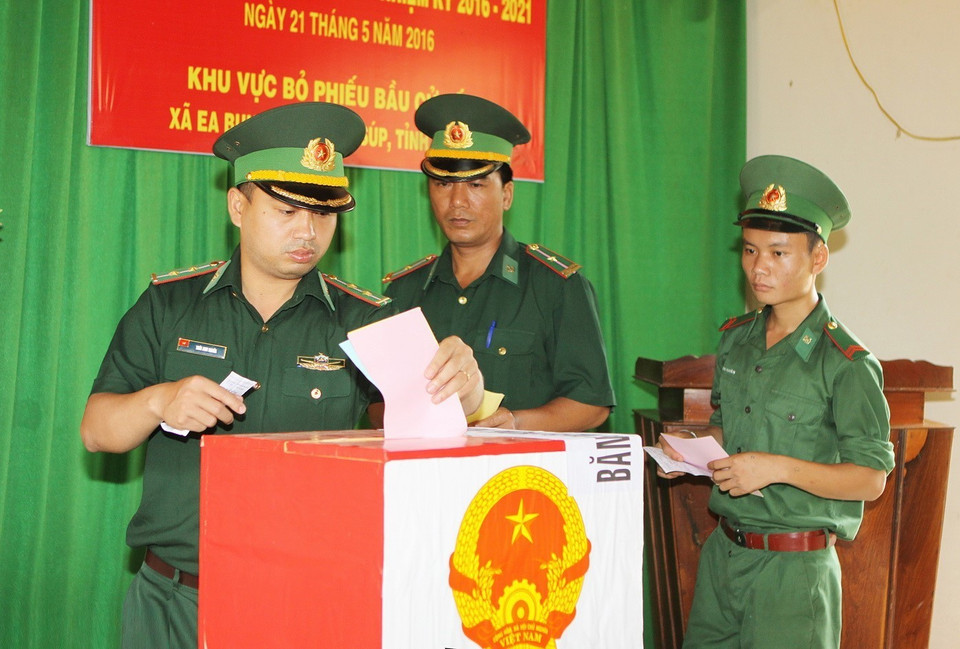Des officiers et soldats du poste frontalier de Dak Rue 739, commune d'Ea Bung, province de Dak Lak, votent pour élire les députés de la 14e législature. Photo: VNA