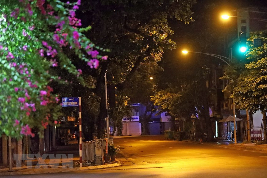 La beauté romantique au coin des rues Le Duan-Nguyen Thai Hoc à la tombée de la nuit. Photo : VNA 