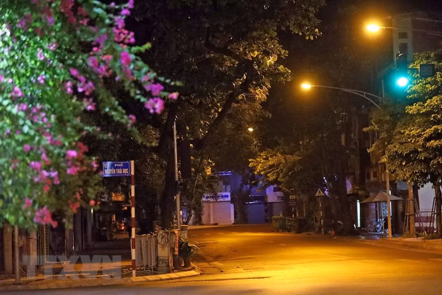La beauté romantique au coin des rues Le Duan-Nguyen Thai Hoc à la tombée de la nuit. Photo : VNA 