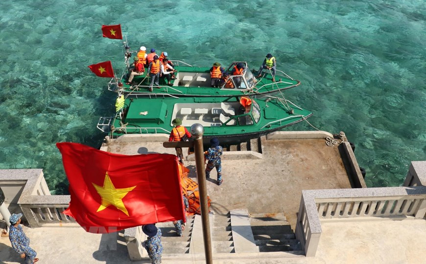 Le drapeau national flotte lorsque deux canoes du navire Truong Sa 571 ont atterri sur l'île de Co Lin.