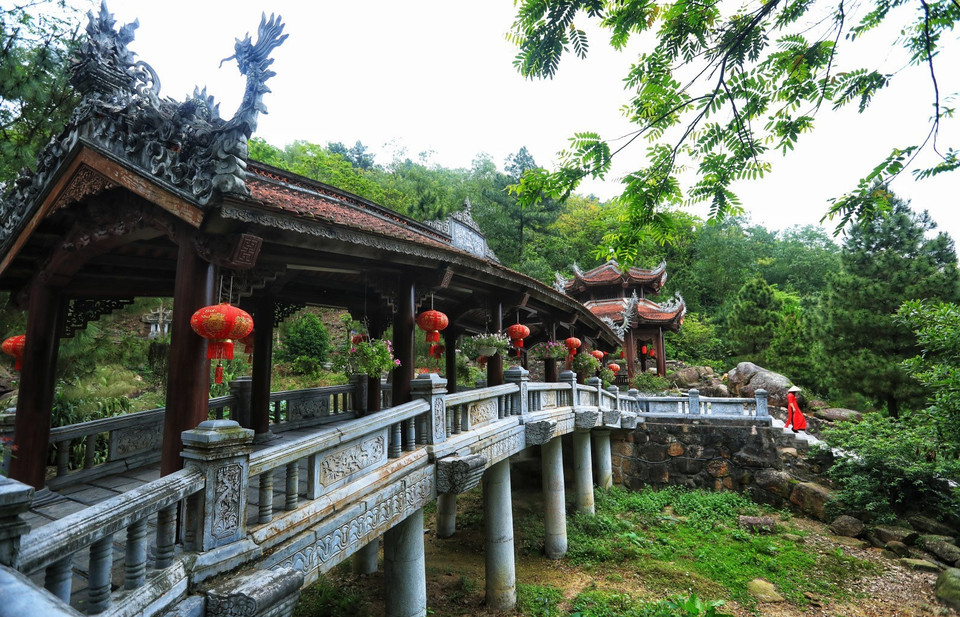 La beauté antique du pont Thâu Ngoc dans la pagode Côn Son, dans le site relique de Côn Son - Kiêp Bac, province de Hai Duong. Photo : VNA