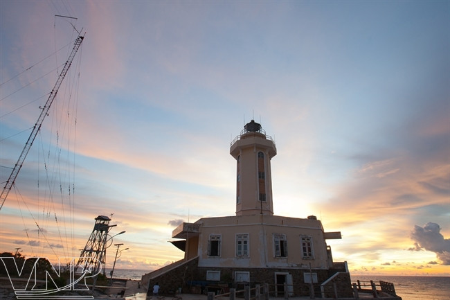 Ce phare octogonal, peint en jaune citron, fait face à la Mer Orientale. Photo: VNA