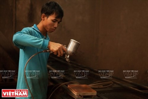 Un maillon de fabrication de pilons et tranchoirs du village de Phu Long. Photo : Vietnam Illustré