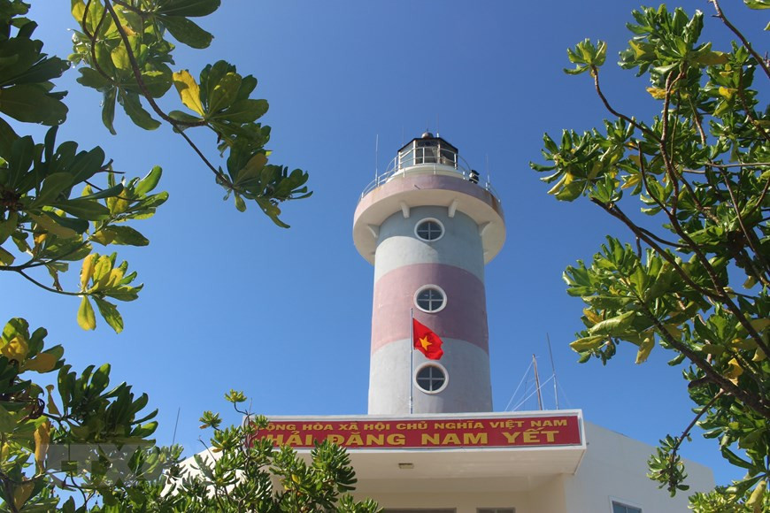 Le phare de l'île de Nam Yet mesure 24,9 m de haut, avec un centre lumineux de 25 m, un éclair blanc de groupe 3, une période de 15 secondes et une portée effective de 15 milles marins. Photo: VNA