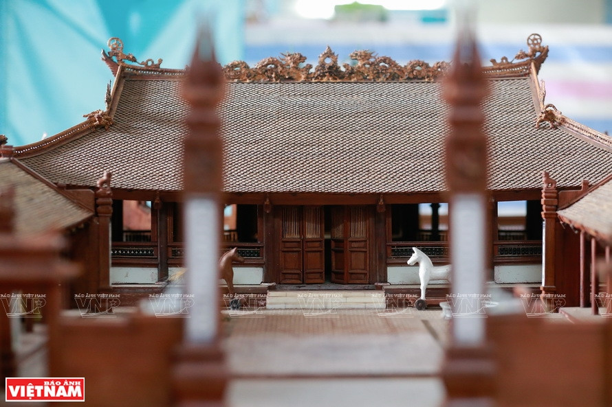  La maison commune en miniature vue de l’extérieur est pareille à celle en réalité. Photo : Vietnam Illustré