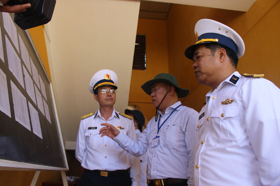 Le vice-président du Comité populaire provincial de Khanh Hoa, Nguyen Anh Tuan (Centre), inspecte les préparatifs pour les élections législatives sur l'île de Song Tu Tay (dans le district insulaire de Truong Sa, province de Khanh Hoa). Photo: VNA 