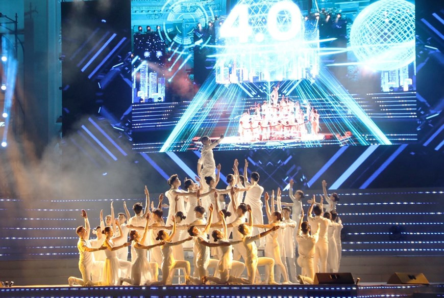 La première partie comprend des chansons louant le Président Ho Chi Minh et sur la confiance envers le Parti. Photo: VNA 