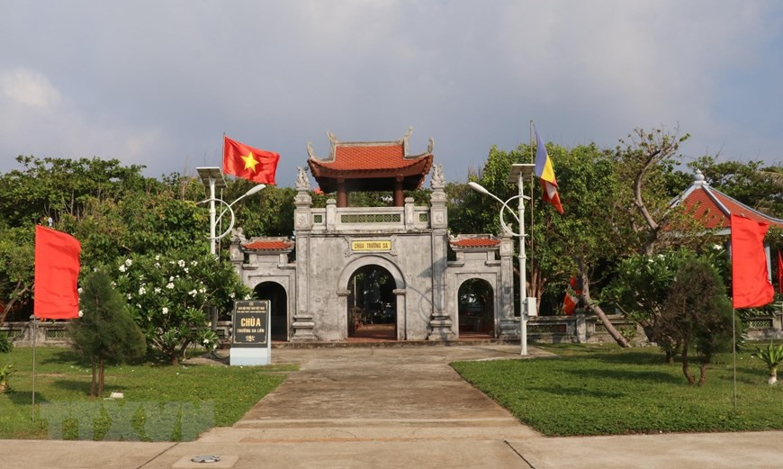 Devant la porte de la pagode de Truong Sa, dans le district de Truong Sa, province de Khanh Hoa.