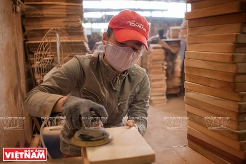 Après séchage, les tranchoirs seront poncés. Photo : Vietnam Illustré