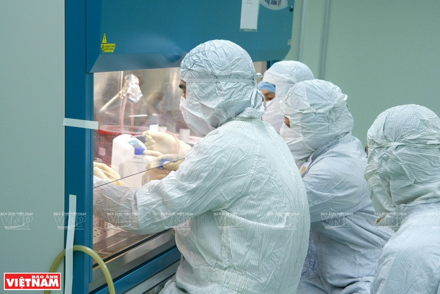 De jeunes techniciens dans les labos de VABIOTECH de recherche sur les vaccins. 