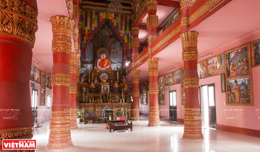 La pagode se compose de différentes parties dans un style architectural khmer : sanctuaire, Sala-salle de culte, monastère, stupas préservant les cendres des moines…Photo: Vietnam Illustré