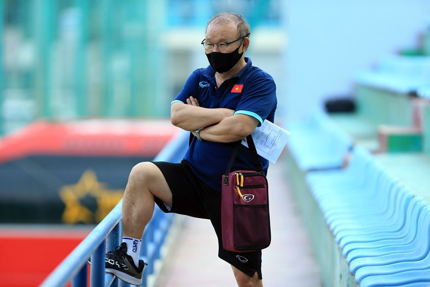  Debout en gradin et portant un masque de protection, il surveille attentivement les joueurs. Photo: VFF