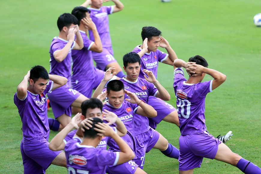 Les joueurs vietnamiens reprennent l’entraînement à la veille du premier match du troisième tour de qualification face à l’Arabie saoudite le 2 septembre prochain. Photo: VFF