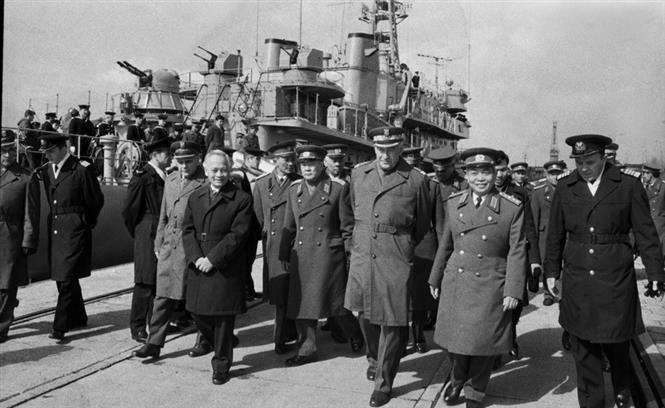 Le 21 avril 1977, le général Vo Nguyen Giap, membre du Bureau politique du Parti communiste, vice-Premier ministre et ministre de la Défense du Vietnam (2e de droite) rend visite des unités navales polonaises sur la côte baltique. Photo: VNA