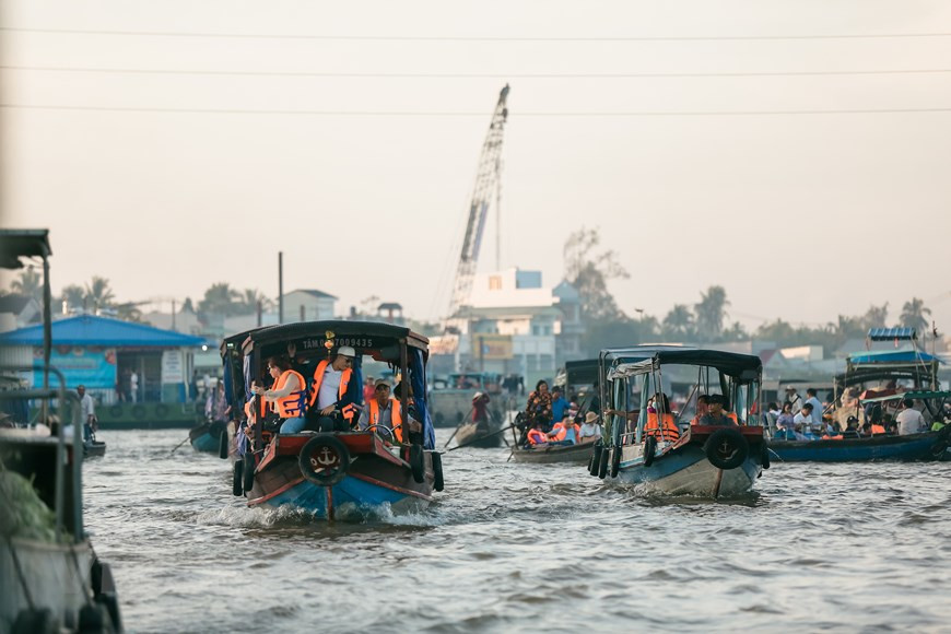 En 2013, le chef de renommée mondiale Gordon Ramsay a eu l'occasion de visiter et d'explorer la cuisine vietnamienne du sud-ouest. Un bol de nouilles pris sur le marché flottant de Cai Rang lui a laissé une impression inoubliable. Il a trouvé le plat tellement incroyable qu’il a décidé de l’inclure comme défi dans son émission de cuisine de renommée mondiale – Master Chef US. Avec des valeurs culturelles et économiques uniques, Rough Guide (Royaume-Uni) a sélectionné le marché flottant de Cai Rang comme un des 10 marchés les plus impressionnants au monde, décrivant une caractéristique particulièrement sophistiquée comme des jonques à vendre des marchandises "tropicales colorées". Photo: Vietnamplus