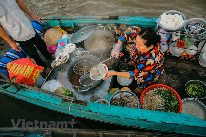 En 2013, le chef de renommée mondiale Gordon Ramsay a eu l'occasion de visiter et d'explorer la cuisine vietnamienne du sud-ouest. Un bol de nouilles pris sur le marché flottant de Cai Rang lui a laissé une impression inoubliable. Il a trouvé le plat tellement incroyable qu’il a décidé de l’inclure comme défi dans son émission de cuisine de renommée mondiale – Master Chef US. Avec des valeurs culturelles et économiques uniques, Rough Guide (Royaume-Uni) a sélectionné le marché flottant de Cai Rang comme un des 10 marchés les plus impressionnants au monde, décrivant une caractéristique particulièrement sophistiquée comme des jonques à vendre des marchandises "tropicales colorées". Photo: Vietnamplus