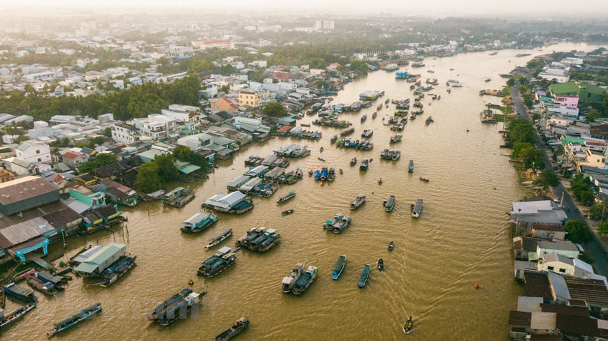 Si vous venez dans la ville de Cân Tho, la plus grande ville du delta du Mékong, vous devez absolument découvrir ses marchés flottants dont le plus célèbre est Cai Rang. Situé à six kilomètres du centre-ville de Cân Tho, ce marché original fait l’admiration de tous les touristes. Le nom de Cai Rang existe depuis de nombreuses années mais son origine est entourée de mystères. Deux histoires circulent à ce propos. Une version raconte qu’un crocodile aurait été vu sur les rives du Delta et que les habitants impressionnés par les dents de l’animal auraient appelé l’endroit Cai Rang (dents en français).Photo: Vietnamplus