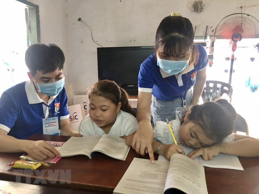 Des étudiants volontaires enseignent gratuitement à des enfants pauvres dans le quartier de Thao Dien, à Ho Chi Minh-Ville. Photo: VNA