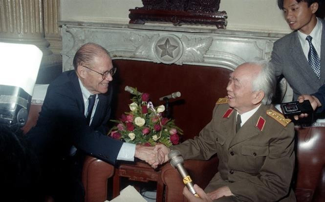 Le 19 novembre 1995, le général Vo Nguyen Giap, ancien ministre de la Défense nationale reçoit à Hanoï, l'ancien secrétaire américain à la Défense, Robert McNamara. Photo: VNA