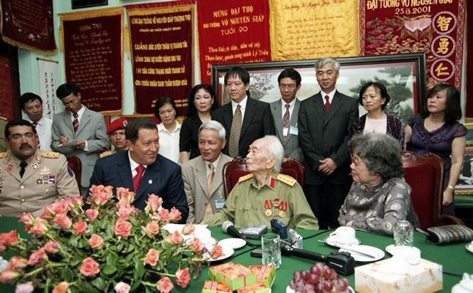 Le président vénézuélien Hugo Chávez rend visite au général Vo Nguyen Giap à sa résidence à Hanoï, le 1er août 2006. Photo: VNA