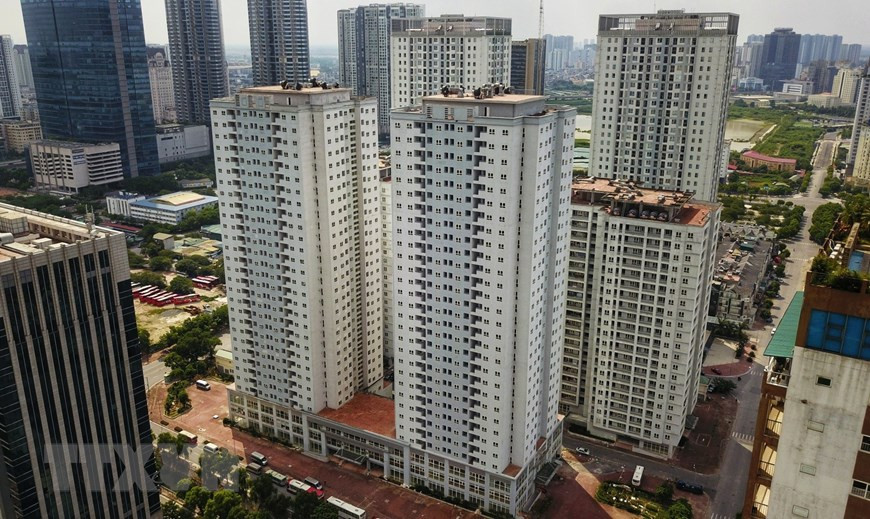 Les bâtiments 30T1 et 30T2, situées sur le lot de terrain A14, zone urbaine Nam Trung Yen, dans l’arrondissement de Cau Giay est transformée en un hôpital de campagne et en centres de quarantaine concentrés. Photo : VNA