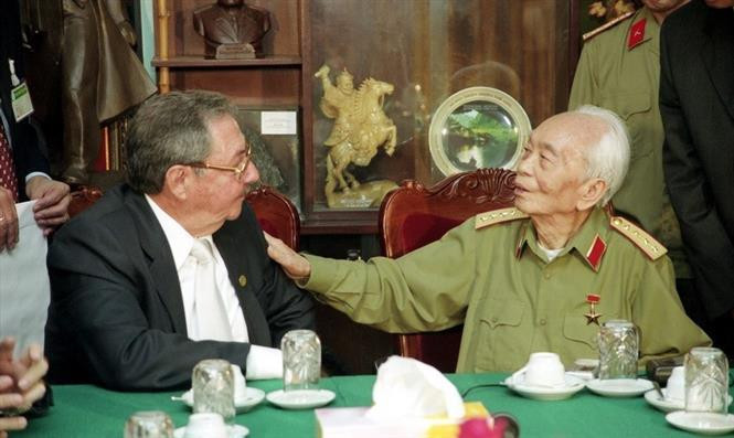 Le 28 avril 2005, Raul Castro, deuxième secrétaire du Comité central du Parti communiste de Cuba, président du Conseil d'État et du Conseil des ministres de Cuba, vient saluer le général Vo Nguyen Giap. Photo: VNA