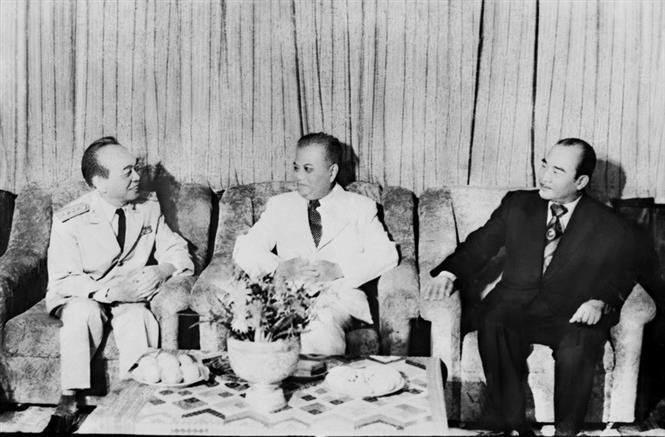 Le secrétaire général du Parti démocratique populaire lao Kaysone Phomvihane (centre) et le président lao Souphanouvong (droite) reçoivent le général Vo Nguyen Giap, membre du Bureau politique du Parti communiste, vice-Premier ministre du Vietnam, le 30 avril 1981, à Vientiane. Photo: VNA