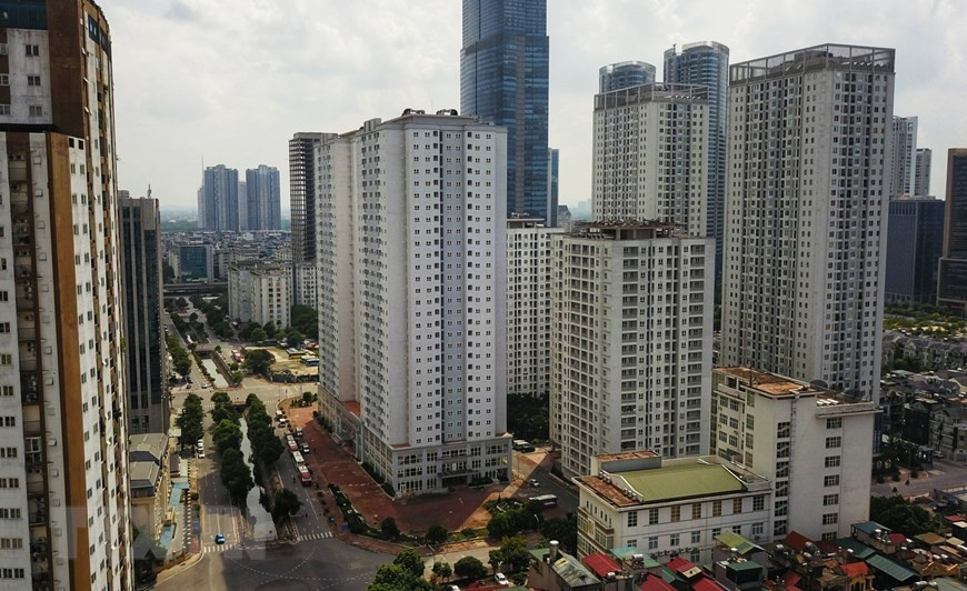 Les bâtiments 30T1 et 30T2, situés sur le lot de terrain A14, zone urbaine Nam Trung Yen, dans l’arrondissement de Cau Giay sont transformés en un hôpital de campagne et en centres de quarantaine concentrés. Photo : VNA