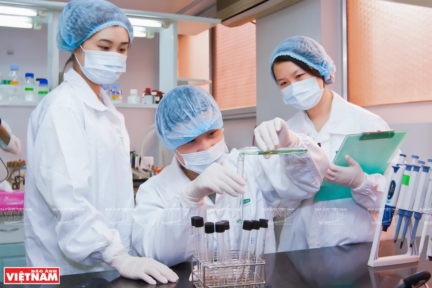 De jeunes techniciens dans les labos de VABIOTECH de recherche sur les vaccins. 