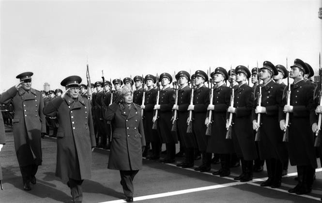 Le général Vo Nguyen Giap, membre du Bureau politique du Parti communiste, vice-Premier ministre et ministre de la Défense du Vietnam et le maréchal Ustinov passent en revue la garde d'honneur, à Moscou, le 10 mars 77. Photo: VNA