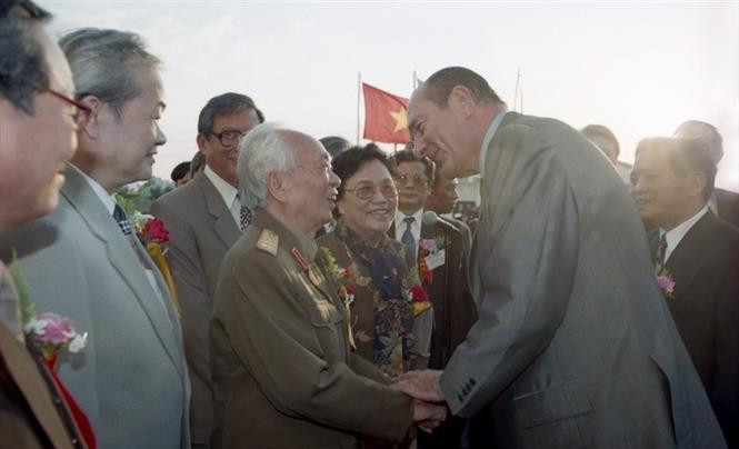 Le général Vo Nguyen Giap rencontre le président français Jacques Chirac en visite d'amitié au Vietnam du 12 au 15 novembre 1997. Photo: VNA