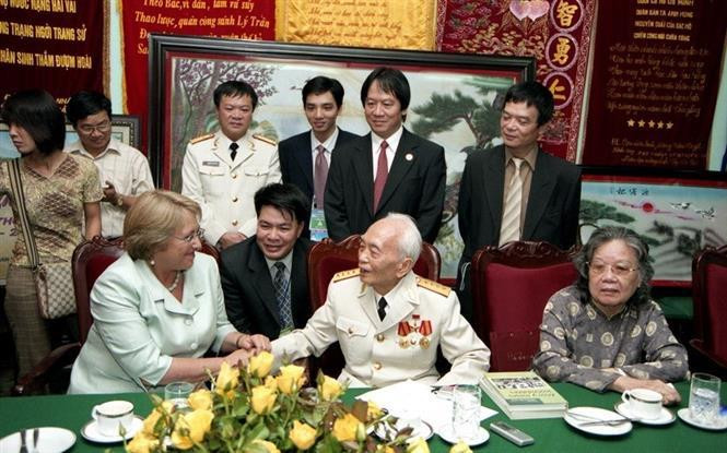 Le 17 novembre 2006, à Hanoï, le général Vo Nguyen Giap reçoit la présidente chilienne Michelle Bachelet lors de sa visite officielle au Vietnam. Photo: VNA