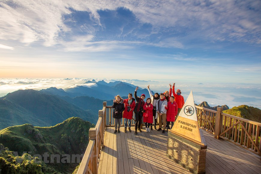 ##s###À la fin de 2016, le tourisme de Sapa a atteint pour la première fois 1,2 million de visiteurs. Au cours de la période 2016-2019, le nombre de visiteurs dans la province de Lao Cai a augmenté de 144%. Fin 2019, les recettes touristiques de Sa Pa s'élevaient à 19.200 milliards de dongs, soit 4 fois plus qu'en 2016. Le tourisme de Sa Pa semble se réveiller après un long sommeil. Avec ce téléphérique, on espère une croissance du nombre de touristes à Sa Pa de 30 à 40 % par an, soit de l'ordre de 3 millions de touristes chaque année. Photo: Vietnamplus