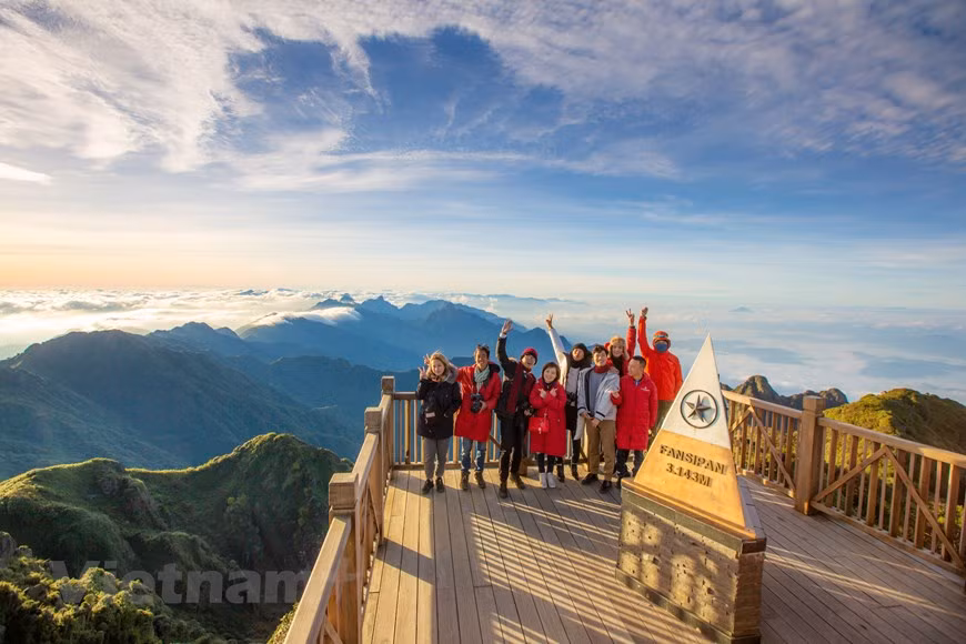 À la fin de 2016, le tourisme de Sapa a atteint pour la première fois 1,2 million de visiteurs. Au cours de la période 2016-2019, le nombre de visiteurs dans la province de Lao Cai a augmenté de 144%. Fin 2019, les recettes touristiques de Sa Pa s'élevaient à 19.200 milliards de dongs, soit 4 fois plus qu'en 2016. Le tourisme de Sa Pa semble se réveiller après un long sommeil. Avec ce téléphérique, on espère une croissance du nombre de touristes à Sa Pa de 30 à 40 % par an, soit de l'ordre de 3 millions de touristes chaque année. Photo: Vietnamplus