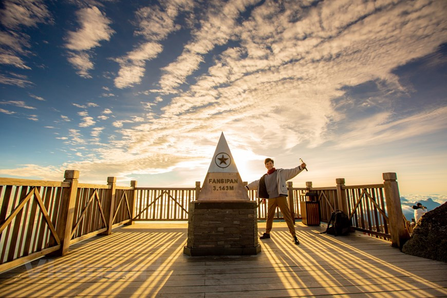  Autrefois, il fallait deux à trois jours de marche pour atteindre son sommet. Aujourd’hui, il suffit de prendre un téléphérique pendant 15 à 20 minutes pour le conquérir. Depuis la mise en service du téléphérique du Fansipan, des millions de touristes nationaux et internationaux ont afflué à Sa Pa à la conquête du mythique sommet. L'ouvrage investi et construit par Sun Group a été inauguré en février 2016. Chaque cabine peut accueillir jusqu'à 35 personnes. La capacité de transport est de 2.000 passagers/heure. Il permet d'atteindre le mont Fansipan, le toit de l'Indochine, en 15 minutes au lieu de deux jours auparavant. Photo: Vietnamplus. Photo: Vietnamplus