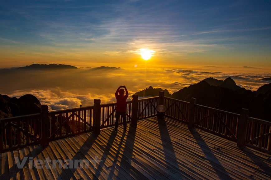  Dans une situation de masse d'air stable et humide à bas niveau tandis que l'air est sec en altitude, une mer de nuages se forme tout à coup et progresse lentement au-dessus des montages… C’est à ce moment précis que se produit le «miracle». Une couche épaisse de nuages envahit et inonde les montagnes et forme une mer blanche et cotonneuse à perte de vue. Rarement, une chute de nuages est formée si le vent souffle dans le bon sens. Comme la mer de nuages n’apparaît que quelques minutes avant qu’elle se dissipe dans un épais brouillard, le moment de la «chasse aux nuages» est magique. Photo: Vietnamplus