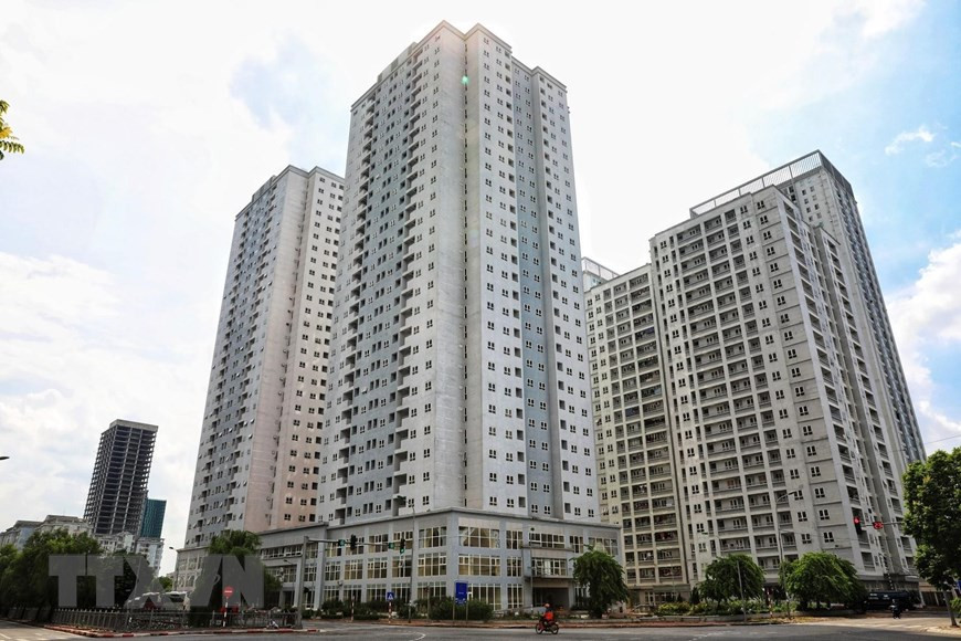 Les bâtiments 30T1 et 30T2, situés sur le lot de terrain A14, zone urbaine Nam Trung Yen, dans l’arrondissement de Cau Giay sont transformés en un hôpital de campagne et en centres de quarantaine concentrés. Photo : VNA