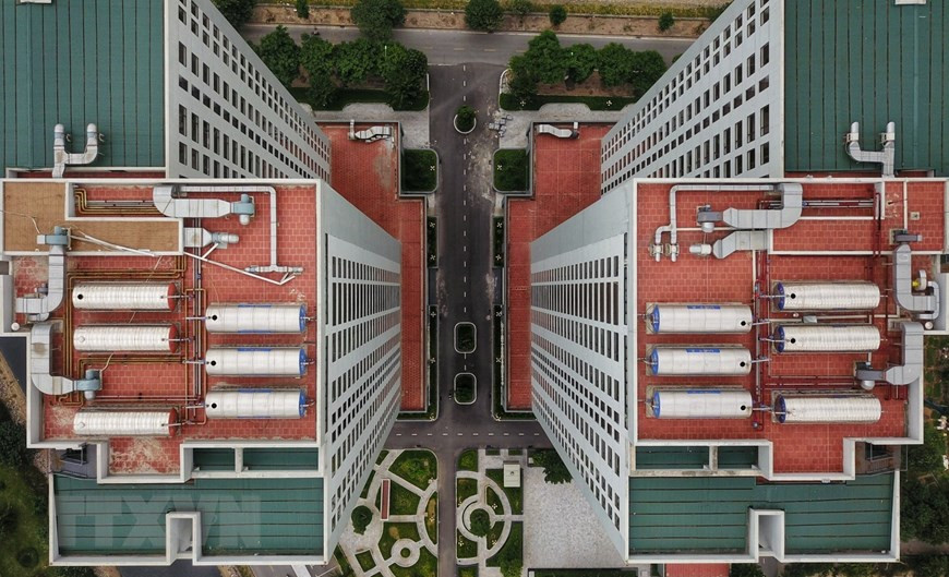 Des bâtiments dans la zone de réinstallation X2 Dai Kim, dans l’arrondissement de Hoang Mai, d’une superficie de plancher de 20.000 m² et dotés d'infrastructures synchrones, est transformée en un hôpital de campagne et en centres de quarantaine concentrés. Photo: VNA