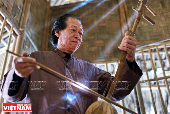 Xuân Hoach ​sait jouer de ​nombreux instruments traditionnels. 