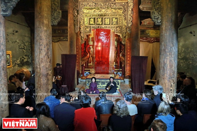  Xuân Hoach se produit devant un public étranger, le samedi soir à Hanoi.