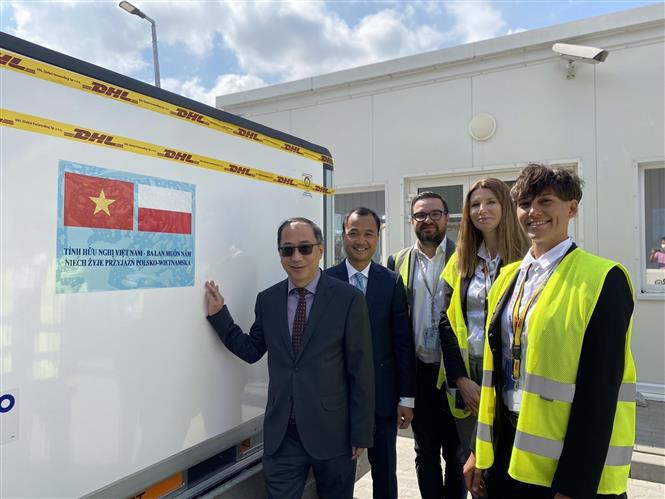 Remise de 501.600 doses de vaccins contre le coronavirus offerts par le gouvernement polonais au Vietnam, le 20 août en Pologne. Photo: VNA