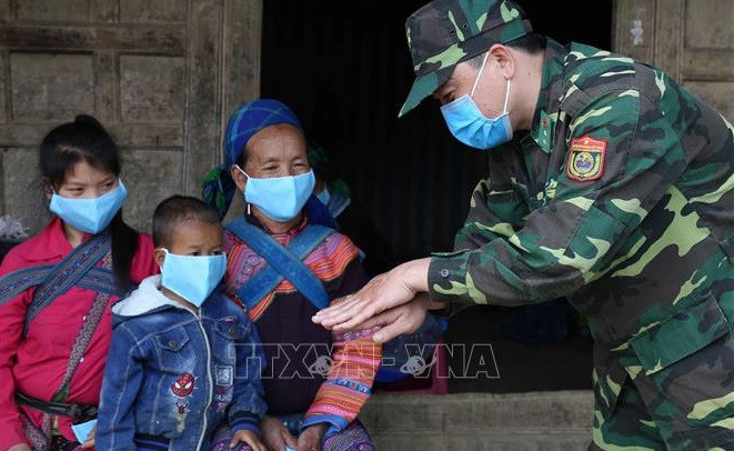 Des officiers du poste frontière de Pha Long, district de Muong Khuong, province de Lao Cai, indique la méthode à suivre pour se laver les mains de manière efficace afin de lutter contre la transmission du coronavirus. Photo: VNA