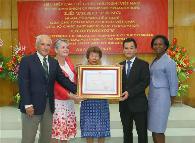 Remise de l’Ordre de l’amitié par l'Union des organisations d'amitié du Vietnam à l'ONG américaine East Meets West Foundation (EMWF) pour ses contributions remarquables à la réduction de la pauvreté et aux activités de soutien au développement socioéconomique du Vietnam, le 13 septembre 2018 à Hanoï. Photo: VNA