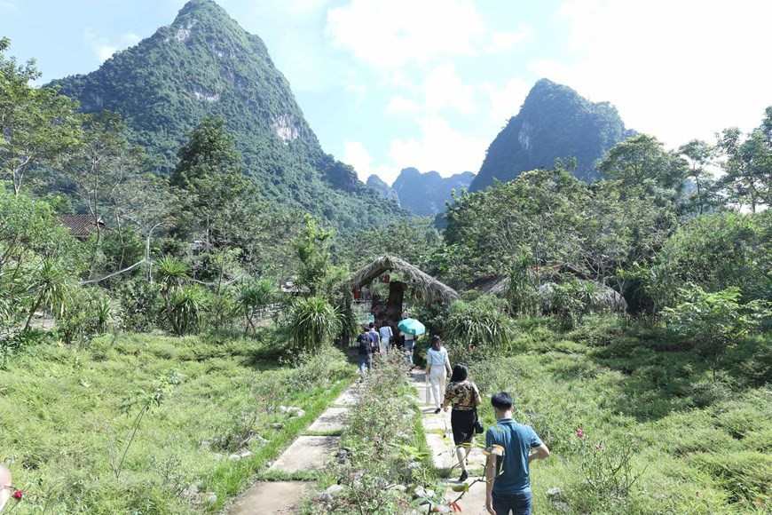 Des visiteurs dans la zone d'écotourisme de la rivière de Mo Mam. Photo: VNA
